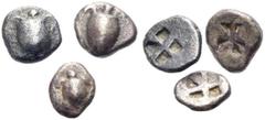 GRIECHISCHE MÜNZEN AIGINA. Lot von zwei Obolen und einem Hemiobol, ca. 475-470 v. Chr. Schildkröte. Rv. Unregelmäßiges mehrteiliges Inkusum. 0,95 g, 0,83 g, 0,46 g. (3). SNG Cop. 505 vgl. Hoover, HGC 