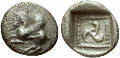 GRIECHISCHE MüNZEN LYKIEN No.: 93 Schätzpreis/Estimate: EUR 85.- d=11 mm UNBESTIMMTE DYNASTEN, 500-400. Diobol, 480-440. Pegasos n. l. fliegend. Rv. Triskelis in einem Perlleistenquadrat; das Ganze in