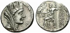 GRIECHISCHE MÜNZEN STÄDTE IN SYRIEN LAODIKEIA. Tetradrachmon, 58-57. Verschleierte Tychebüste mit Mauerkrone n. r., aussen Stemma. Rv. ΛΑΟΔΙΚ∈ΩΝ / ΤΗΣ Ι∈ΡΑΣ ΚΑΙΣ - ΑΥΤΟΝΟΜΟΥ Zeus im Himation n. l. thr