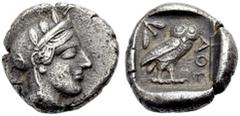 GRIECHISCHE MÜNZEN. ATTIKA. ATHEN. Drachme, 450-400 v. Chr. Kopf der Athena n. r. mit Ohrring, im Helm mit Helmbusch und drei Lorbeerblättern; auf dem Helmkessel spiralförmige Ranke. Rv. ΑΘΕ Eule n. r
