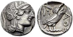 GRIECHISCHE MÜNZEN. ATTIKA. ATHEN. Tetradrachmon, 440-430 v. Chr. Athenakopf im Helm mit Lorbeerblättern n.r.; Ranke auf dem Helmkessel. Rv. Eule n.r., l. Mondsichel, Olive mit zwei Blättern. 17,15 g.