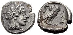 GRIECHISCHE MÜNZEN. ATTIKA. ATHEN. Drachme, ca. 440 v. Chr. Kopf der Athena in einem mit drei Lorbeerblättern und einer Ranke geschmück­ten attischen Helm mit Helmbusch n. r. Rv. ΑΘΕ Eule n.r.im verti