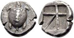 GRIECHISCHE MÜNZEN. AIGINA. Stater, 525-475 v. Chr. Schildkröte mit T-förmigem Punktmuster auf dem Panzer. Rv. Fünfteiliges Quadratum inkusum. 11,99 g. Milbank Pl. 1,15 (dieses Exemplar). Hoover, HGC 