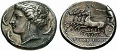 GRIECHISCHE MÜNZEN SIZILIEN SYRAKUS. Agathokles, 317-289. Tetradrachmon, 310-305. Arethusakopf mit Schilfkranz n. l., darunter [ΝΙ]; im Felde drei Delphine. Rv. ΣΥΡΑΚΟΣΙΩΝ Quadriga im Galopp n. l., ob