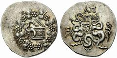 Griechische Münzen MYSIEN PERGAMON. Cistophor um 76. Cista mystica mit geöffnetem Deckel, aus dem Innern windet sich eine Schlange, aussen Efeukranz. Rv. Bogentasche zwischen zwei Schlangen; l. Stadtm