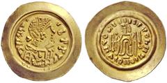 THE LOMBARDS Lombardy Pseudo-Imperial Coinage . In the name of Maurice Tiberius, 582-602. Tremissis circa 568-690, AV 1.37 g. DN MA(…) – TbPPVIG Pearl-diademed, draped and cuirassed bust r. Rev. IVIIT