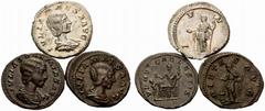 Impero Romano Lotti multipli di monete dell’Impero romano Lotto di tre monete.  Julia Soaemias.  Denario 218-222,  AR 3,21 g.  C 14.  RIC 243.  BMC Elagabalo 56.  - Julia Maesa.  Denario 218-223,  AR 