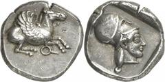 Corinthie Corinthe. Statère vers 490-450 av. J.-C. 8,55g. Pégase aux ailes recourbées volant à droite; au-dessous, Ï™ / Tête d’Athéna portant un casque corinthien à droite, les cheveux noués en une qu