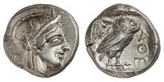 LE MONDE GREC Attique Athènes. Tétradrachme vers 450-400 av. J.-C. Tête d'Athéna casquée à droite, portant une boucle d'oreille, le casque décoré de trois feuilles d'olivier et d'une palmette / Chouet