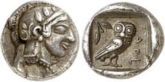 LE MONDE GREC Attique Athènes. Drachme vers 467-465 av. J.-C. Tête d'Athéna coiffée d'un casque orné de trois feuilles d'olivier, à droite / Chouette debout à droite et regardant de face. Rameau d'oli