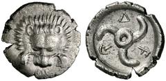 GRIECHISCHE MÜNZEN DYNASTEN VON LYKIEN WEDREI Limyra. Diobol, 4. Jh. Löwenskalp in Vorderansicht. Rs: WED um Triskeles in rundem Incusum. Vgl. SNG von Aulock 4231-4233 (Statere); Glaux 3, 208 (Stater)