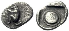 GRIECHISCHE MÜNZEN THRAKISCH-MAKEDONISCHE STÄMME OLYNTHOS Tetartemorion, Mitte 5. Jh. v. Chr. Meerkatze nach links hockend. Rs: Rundschild im Quadratum incusum. SNG Cop. - ; AMNG - ; SNG ANS - ; Hauck