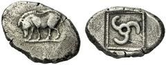 GRIECHISCHE MÜNZEN LYKIEN PROTODYNASTISCHE PRÄGUNGEN Stater, circa 470 - 440. Eber auf Standlinie nach links schreitend, den Rüssel am Boden. Rs: Triskeles in Quadratum incusum mit geperlten Rahmenlin