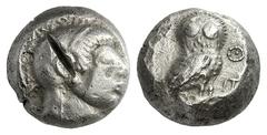 GRIECHISCHE MÜNZEN ATTIKA ATHEN Tetradrachme, 555 - 546. Kopf der Athena im attischen Helm nach rechts, der Helmbusch im Zackenmuster mit dazwischen gesetzten Punkten. Rs: Eule nach rechts stehend, da