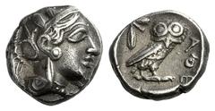 GRIECHISCHE MÜNZEN ATTIKA ATHEN Drachme, 454 - 404. Kopf der Athena im attischen Helm mit Halskette und Scheibenohrring nach rechts, auf der Helmkalotte Lotusblüte und drei Lorbeerblätter. Rs: AQE. Eu