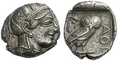 GRIECHISCHE MÜNZEN ATTIKA ATHEN Tetradrachme, circa 400 - 363. Kopf der Athena im attischen Helm mit Halskette und Scheibenohrring nach rechts, auf der Helmkalotte Lotusblüte und drei Lorbeerblätter. 