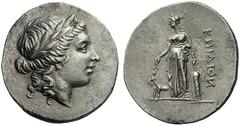GRIECHISCHE MÜNZEN KARIEN KNIDOS Tetradrachme, erste Hälfte 2. Jh. v. Chr. Kopf des Apoll mit Lorbeerkranz nach rechts. Rs: KNIΔION, Artemis mit Patera in der Rechten, den linken Ellbogen auf eine arc