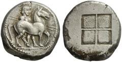 GRIECHISCHE MÜNZEN MAKEDONISCHES KÖNIGREICH ALEXANDER I. (498 - 454) Oktodrachme, um 480 v. Chr. Nackter Jüngling mit Petasos und zwei Speeren hinter einem Pferd mit Zaumzeug nach rechts, auf der Pfer