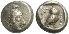 GRIECHISCHE MÜNZEN ATTIKA ATHEN Tetradrachme, 527 - 510. Archaischer Kopf der Athena mit Zickzackmuster verziertem Helm nach rechts, die Haare aus Kugeln gestaltet. Rs: AQE, Eule steht nach rechts, Ko