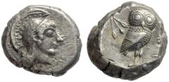 GRIECHISCHE MÜNZEN ATTIKA ATHEN Tetradrachme, 546 - 527. Archaischer sehr kleiner Kopf der Athena mit Zickzackmuster verziertem Helm, spitzer, langer Nase, langem Hals und großen Locken nach rechts. R