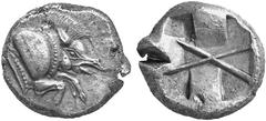 GRIECHISCHE MüNZEN DYNASTEN VON LYKIEN UNBESTIMMTE DYNASTEN No.: 377 Schätzpreis-Estimation: EUR 1000,- d=19 mm Stater, um 490. Ebervorderteil rechts. Rs: Zwei sich diagonal kreuzende Linien in einem 