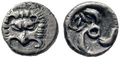 GRIECHISCHE MÜNZEN DYNASTEN VON LYKIEN UNBESTIMMTE DYNASTEN Hemiobol, ca. 4. Jh. v. Chr. Löwenkopf en face. Rs: Triskeles. Im Feld links Apollonkopf (?). Vgl. Babelon II, 495; Vismara - ; BMC -. 0,34g