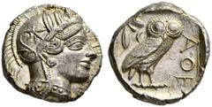 GRIECHISCHE MÜNZEN ATTIKA ATHEN Tetradrachme, vor 421 v. Chr. Kopf der Athena im attischen Helm mit Lorbeerkranz nach rechts. Rs: ΑΘΕ. Eule steht nach rechts, Kopf frontal, im linken Feld Olivenzweig,
