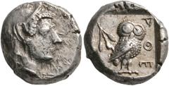 GRIECHISCHE MÜNZEN ATTIKA. ATHEN. Tetradrachme, 510/500-480. Archaischer Kopf der Athena mit Helm, spitzer, langer Nase und kürzeres in die Stirn fallendes Haar mit kleinen Punktenden nach rechts. Rs:
