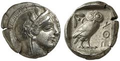 GRIECHISCHE MÜNZEN ATTIKA Athen . Tetradrachmon, ca. 454-404. Kopf der Athena mit ölzweiggeschmücktem attischen Helm rechts. Rv/ AΘE. Eule n. rechts stehend, den Kopf en face, im Feld dahinter Mondsic