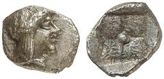 GRIECHISCHE MÜNZEN IONIEN. Kolophon. Hemiobol, ca. 490-400. Bekränzter Kopf des Apollon mit langem Haar rechts. Rv/ Viergeteiltes Quadratum incusum mit Zentralpunkt. Milne, Kolophon 18. Babelon, Trait
