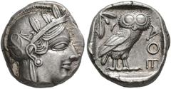 GRIECHISCHE MÜNZEN ATTIKA. Athen. Tetradrachmon, ca. 454-404. Kopf der Athena mit ölzweiggeschmücktem attischen Helm rechts. Rv/ AΘE. Eule n. rechts stehend, den Kopf en face, im Feld dahinter Mondsic