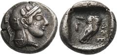 GRIECHISCHE MÜNZEN ATTIKA. Athen. Drachme, ca. 475-465. Kopf der Athena mit ölzweiggeschmücktem attischen Helm rechts. Rv/ AΘE. Eule n. rechts stehend, den Kopf en face, im Feld links oben Olivenzweig