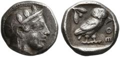 GRIECHISCHE MÜNZEN ATTIKA . Athen. Drachme, ca. 454-404. Kopf der Athena mit verziertem und bekränztem attischen Helm rechts. Rv/ AΘE. Eule n. rechts stehend, den Kopf en face, im Feld links oben Oliv