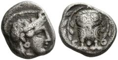GRIECHISCHE MÜNZEN ATTIKA . Athen. Hemidrachme, ca. 393-295. Kopf der Athena mit olivenbekränztem Helm rechts. Rv/ A/E–Θ. Eule en face stehend, links und rechts Ölzweig. Kroll 12; HGC 4 1641. 2,01 g. 