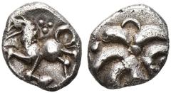 SCHWEIZ. Kelten. Quinar o. J. Nordhelvetischer Büschelquinar. Silber. Um einen Punkt drehende Palmbüschel und einem abschliessenden Torques oben. Rv. Nach links schreitendes Pferd mit punzierten Gelen