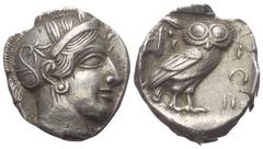 Greek Attika. Athen. Tetradrachme (Silber). Ca. 454 - 404 v. Chr. Vs: Kopf der Athena mit ölzweiggeschmücktem attischem Helm, Ohranhänger und Halskette rechts. Rs: Eule nach rechts stehend, Kopf en fa