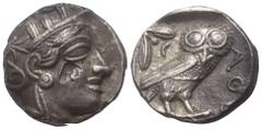 Greek Attika. Athen. Tetradrachme (Silber). Ca. 454 - 404 v. Chr. Vs: Kopf der Athena mit ölzweiggeschmücktem attischem Helm, Ohranhänger und Halskette rechts. Rs: Eule nach rechts stehend, Kopf en fa