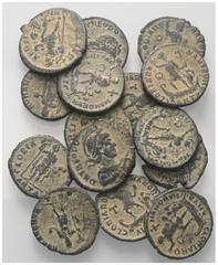 Lots - Ancient Coins Römische Münzen - Lots. Kaiserzeit. Lot (15 Stück, Kupfer): Bronzemünzen des Theodosius I. (379 - 395 n. Chr.). Neun Stück mit behelmter Büste mit Speer. Patina, meist sehr schön.