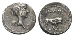 Roman Imperatorial Marcus Antonius. Quinar (Silber). 43 / 42 v. Chr. Lugdunum. Vs: Büste der Fulvia als Victoria. Rs: INAD (retrograd) / A - XL / [LVGV]. Löwe nach rechts stehend. 13 mm. 1,69 g. Cr. 4
