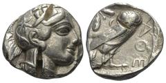 Greek Attika. Athen. Tetradrachme (Silber). Ca. 454 - 404 v. Chr. Vs: Kopf der Athena mit ölzweiggeschmücktem attischem Helm, Ohranhänger und Halskette rechts. Rs: Eule nach rechts stehend, Kopf en fa