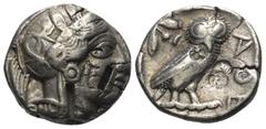 Greek Attika. Athen. Tetradrachme (Silber). Ca. 454 - 404 v. Chr. Vs: Kopf der Athena mit ölzweiggeschmücktem attischem Helm, Ohranhänger und Halskette rechts. Rs: Eule nach rechts stehend, Kopf en fa