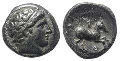 Greek Königreich Makedonien. Philippos II. (359 - 336 v. Chr.). Bronze. Ca. 359 - 336 v. Chr. Ungesicherte makedonische Münzstätte. Vs: Kopf des Apollon mit Tainia rechts. Rs: Jugendlicher Reiter nach
