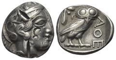 Greek Attika. Athen. Tetradrachme (Silber). Ca. 454 - 404 v. Chr. Vs: Kopf der Athena mit ölzweiggeschmücktem attischem Helm, Ohranhänger und Halskette rechts. Rs: Eule nach rechts stehend, Kopf en fa