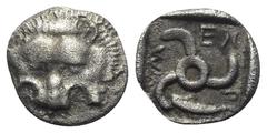Greek Dynasten von Lykien. Mithrapata (um 380 v. Chr.). 1/6 Stater (Diobol, Silber). Unbestimmte Münzstätte. Vs: Löwenfell von vorn. Rs: Triskeles; im Feld Delfin, das Ganze in vertieftem Quadrat. 13 
