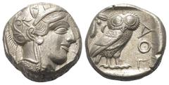 Greek Attika. Athen. Tetradrachme (Silber). Ca. 454 - 404 v. Chr. Vs: Kopf der Athena mit ölzweiggeschmücktem attischem Helm, Ohranhänger und Halskette rechts. Rs: Eule nach rechts stehend, Kopf en fa