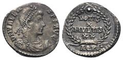 Roman Imperial Coinage Valens (364 - 378 n. Chr.). Siliqua (Silber). 375 - 378 n. Chr. Aquileia. Vs: D N VALENS P F AVG. Büste mit Perldiadem, Paludament und Panzer rechts. Rs: VOTIS / X / MVLTIS / XX