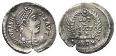 Roman Imperial Coinage Valens (364 - 378 n. Chr.). Siliqua (Silber). 367 - 375 n. Chr. Antiochia. Vs: D N VALENS P F AVG. Büste mit Perldiadem, Paludament und Panzer rechts. Rs: VOT / X / MVLT / XX in