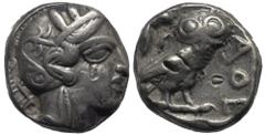 Greek Attika. Athen. Tetradrachme (Silber). Ca. 454 - 404 v. Chr. Vs: Kopf der Athena mit ölzweiggeschmücktem attischem Helm, Ohranhänger und Halskette rechts. Rs: Eule nach rechts stehend, Kopf en fa