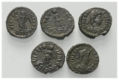 Lots - Ancient Coins Römische Münzen - Lots. Kaiserzeit. Lot (5 Stück, Bronze): Kleinbronzen des Theodosius I. (379 - 395 n. Chr.) (4x) und Valentinianus II. (375 - 392 n. Chr.). Sehr schön / fast vor