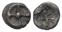 Greek Attika. Athen. Obol (Silber) Wappenmünze. Ca. 545 - 515 v. Chr. Vs: Vierspeichiges Rad. Rs: Diagonal geteiltes Quadratum incusum. 8 mm. 0,52 g. Seltman Group D, Taf. IV, p; HGC 4, 1654. Selten. 